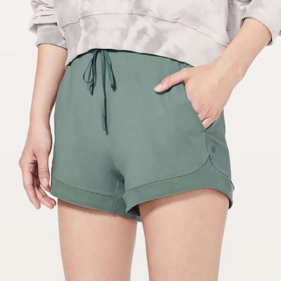 Lululemon Sunsetting Shorts Juniper Green Size 4 - Picture 1 of 7